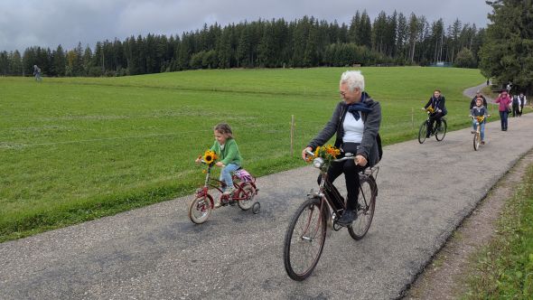Isabella und Elli auf dem Weg zum Ort