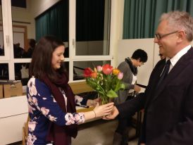 Saskia Zähringer nimmt für 25 Jahre Vereinszugehörigkeit die Blumen von Erhard Heizler entgegen
