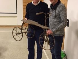 Frank Reichmann bekommt von Bernhard Ketterer ein Dreirad für seine Tochter Eva