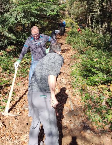 Das Pickeln und Schaufeln geht schnell in den Rücken...